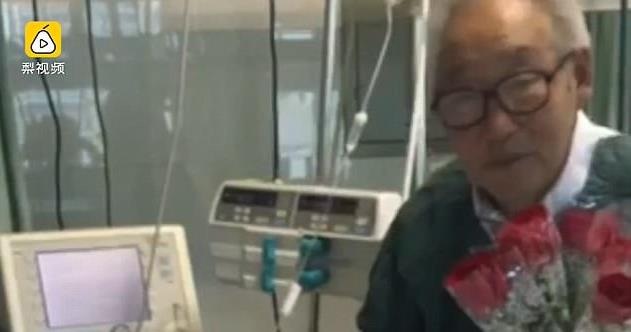 Cụ ông mang hoa vào tặng vợ nhân dịp kỷ niệm 54 năm ngày cưới