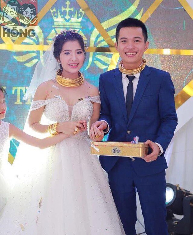 Choáng ngợp với những đám cưới tiền tỷ, xa hoa bậc nhất của đại gia Việt - 11 Hình ảnh cô dâu, chú rể đeo nặng trĩu vàng gây chú ý của cư dân mạng