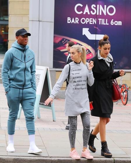 Martial vừa vui vẻ đi chơi cùng cô bồ xinh đẹp