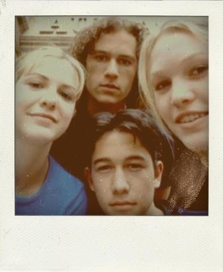 Ảnh hậu trường cực “độc” của các bộ phim kinh điển - 1 Dàn diễn viên trẻ trung Julia Stiles, Heath Ledger, Joseph Gordon-Levitt và Larissa Oleynik của “10 things I hate about you” (1999) đã phối hợp với nhau vô cùng ăn ý để tạo ra một tác phẩm kinh điển xứng đáng đi vào tuổi hồng của cả một thế hệ