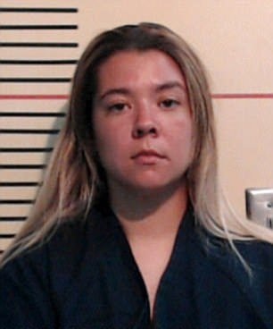 Mẹ nhốt phạt 2 con trong ô tô đến chết vì mải hút cần sa - 1 Cynthia bị bắt vì tội danh giết hại con đẻ