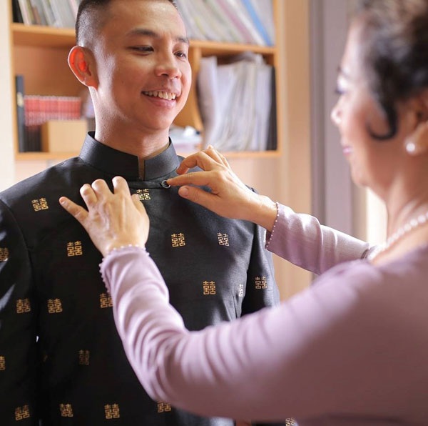 Vợ trẻ kém 20 tuổi của Chí Anh sống chung với mẹ chồng như thế nào? - 1 Chí Anh trong ngày ăn hỏi với áo dát vàng giá 6 nghìn USD.