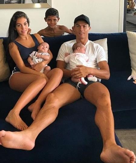 C.Ronaldo khoe hạnh phúc gia đình trong ngày Real Madrid chia điểm - 1 C.Ronaldo vui vẻ khoe ảnh gia đình hạnh phúc