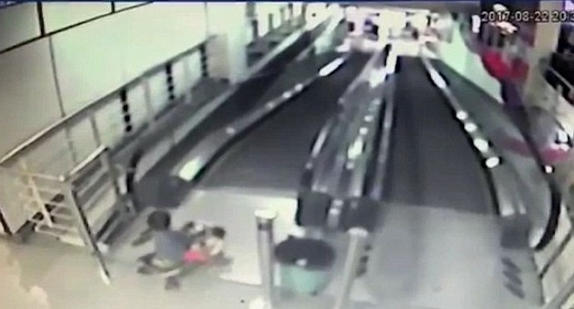 Bé trai đi xe đồ chơi ra cầu thang trượt mà không ai hay biết