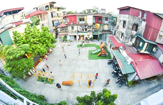 Hà Nội: Bãi đất hoang hơn 20 năm thành sân chơi cho trẻ nhỏ - 1 Sân chơi trong khu tập thể ngân hàng Trung ương thuộc tổ 25 phường Mai Động (quận Hoàng Mai, Hà Nội) có diện tích khoảng 200m, trước đây là bãi đất bỏ hoang hơn 20 năm.