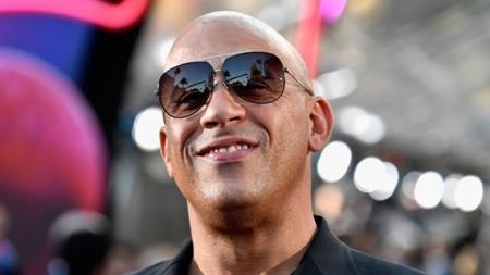 Khi “sao” kiên quyết không nghe theo “tiếng gọi đồng tiền” - 1 Sau phần phim “The Fast and the Furious” vô cùng thành công hồi năm 2001, các nhà sản xuất đã rất quyết tâm thực hiện một phần phim “ăn theo” và mời chào Vin Diesel mức cát-xê lên tới 25 triệu đô la Mỹ. Tuy vậy, nam tài tử lại không muốn phá hỏng những ấn tượng tốt đẹp mà phần phim đầu tiên tạo dựng được và đã ngoảnh mặt làm ngơ trước mức đãi ngộ siêu “khủng” nói trên.