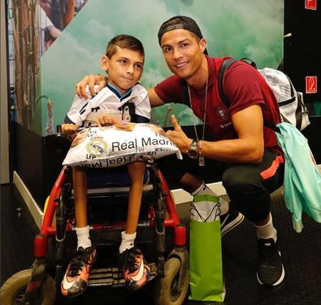 Cử chỉ đẹp của C.Ronaldo với cổ động viên nhí tật nguyền - 1 C.Ronaldo vui mừng chụp hình cùng fan nhí