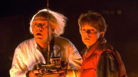 Những cái kết đau đớn vì bắt chước phim ảnh - 1 “Back to the future” luôn là một trong những bộ phim khoa học viễn tưởng hấp dẫn khán giả nhất. Đặc biệt, trong một cảnh phim, nhân vật chính đã dùng ván trượt để chạy trốn và thậm chí còn bám vào đuôi xe ô tô để có thể trượt đi thật nhanh.
