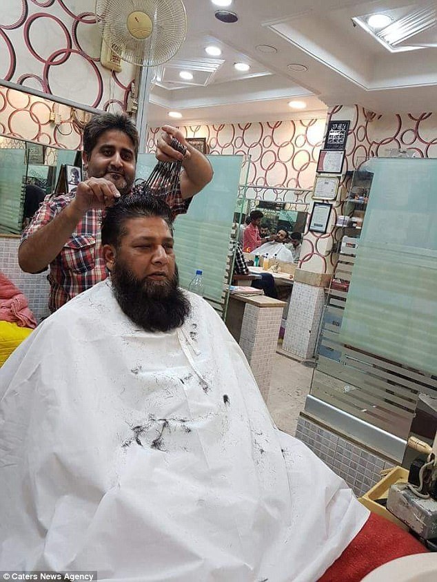 Đến Pakistan xem dịch vụ cắt tóc bằng 15 chiếc kéo cùng một lúc - 1 Sadiq cầm một lúc 15 cây kéo để cắt tóc