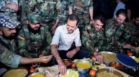 Phương Tây đặt câu hỏi: Nga có gì để tái thiết Syria? - 2
Tổng thống Syria Bashar al-Assad ngồi ăn cùng các binh sĩ SAA tại mặt trận phía Đông Gouta