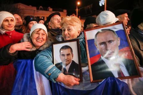 
 Người dân Crimea thể hiện sự vui mừng khi được sáp nhập trở lại với Nga
