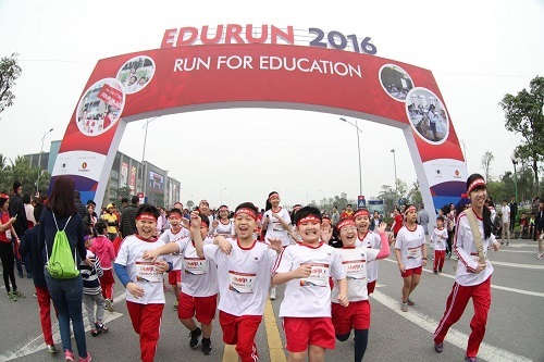 Khánh thành công trình 10 phòng học cho trẻ em nghèo Quảng Trị - 1 Giải chạy vì giáo dục Edurun 2016 đã thu hút sự tham gia của 10.000 phụ huynh và học sinh trên toàn Hệ thống Giáo dục Vinschool, quyên góp được tổng 2 tỷ đồng để xây trường cho trẻ em nghèo Quảng Trị.