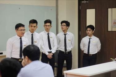 Sinh viên FPT hiến kế "thoát ế" trong đồ án tốt nghiệp - 1 
Bắt đầu từ một câu nói mà những sinh viên FPT vẫn hay đùa: “Bao giờ có gấu?”, nhóm sinh viên đã ấp ủ xây dựng một dự án dành riêng cho những người đang loay hoay đi tìm một nửa của mình.