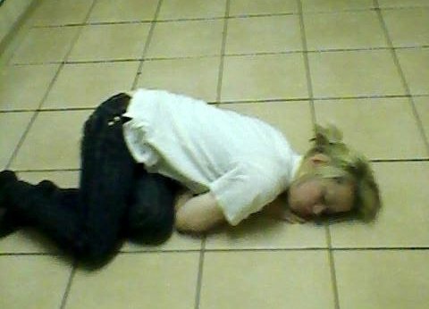 Cơ thể Jessica thả lỏng và tê liệt mỗi khi cô có cảm xúc mạnh