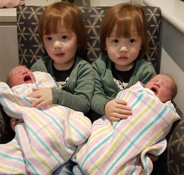 Thú vị cặp anh em sinh đôi đón các em gái sinh đôi chào đời - 1 Hai anh trai sinh đôi Burstows, Browns bế hai em gái sinh đôi Camilla và Madison