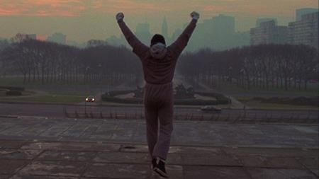 “Rocky” vốn là loạt phim truyền cảm hứng cho khán giả dũng cảm theo đuổi tình yêu, đam mê và “cháy” hết mình để không bao giờ phải nói lời hối tiếc. Dù vậy, ban đầu Sylvester Stallone lại viết một đoạn kết rất buồn cho phần phim “Rocky” (1976) khi để nhân vật chính thua cuộc và dùng số tiền kiếm được để… mở một cửa hàng thú cưng.