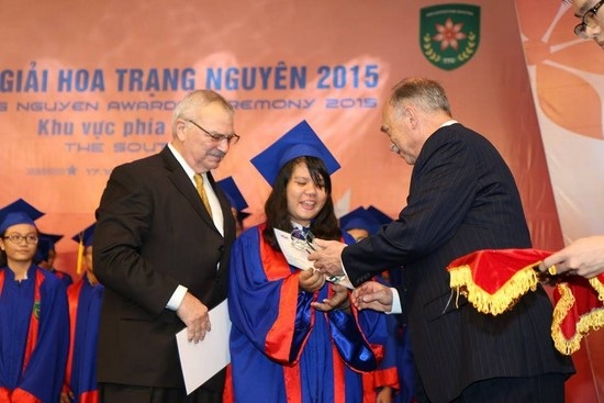 Hoa Trạng Nguyên: Giải thưởng cho những học sinh xuất sắc - 1 Gương mặt tươi rói, tràn ngập nụ cười là điểm chung của những bạn trẻ được nhận giải thưởng Hoa Trạng Nguyên mỗi năm. Họ đều có chung sự nỗ lực thầm lặng, vượt khó khăn để đạt thành tích cao trong học tập.