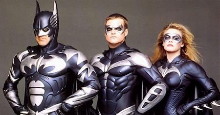 Loạt tác phẩm tệ hại có sức tàn phá cả một thương hiệu phim - 1 Bộ phim “Batman & Robin” (1997) có chất lượng nội dung dở tệ đến mức ngay cả các fans hâm mộ trung thành nhất cũng phải “quay lưng” với Người Dơi. Và phải đợi tới 8 năm sau, loạt phim về chàng siêu anh hùng này mới được tái sinh với tác phẩm “Batman begins” của đạo diễn lừng danh Christopher Nolan.
