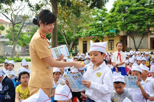 Đến trường an toàn, học ngàn điều hay - 1 Các em học sinh hào hứng tham gia các hoạt động trong khuôn khổ chương trình “Doraemon với An Toàn Giao Thông” năm 2016