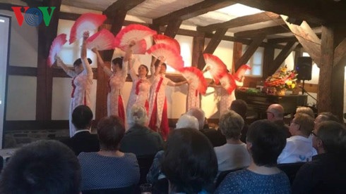Một góc Việt Nam trong lòng bạn Đức tại thành phố Wernigerode - 2
Tiết mục múa quạt.