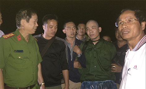 Chuyện chưa kể về cuộc truy lùng tử tù Nguyễn Văn Tình - 2 Đại tá Phùng Tiến Triển (người mặc quân phục) trực tiếp đón và hỏi thăm anh em khi vừa đưa được tử tù Nguyễn Văn Tình (đầu trọc, giữa) xuống núi.