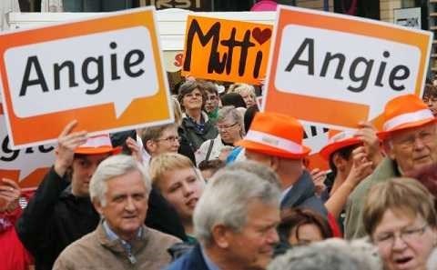 Angela Merkel - Vị "Thủ tướng bất diệt" - 2
Hình ảnh đoàn người cầm biển có chữ “Angie” và “Mutti” tại một cuộc vận động tranh cử của đảng Liên minh Dân chủ Cơ đốc giáo (CDU) ở Magdeburg, Đức