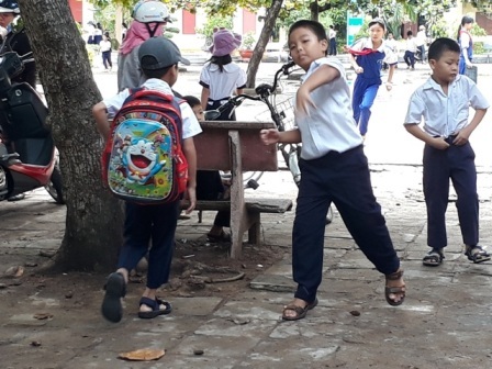 Chuyện lạ ở Phú Yên: Cấm nam sinh tiểu học mặc quần soóc đến trường - 2 Đồng phục nam sinh Trường tiểu học Lạc Long Quân, Tuy Hòa (ảnh: H.P)