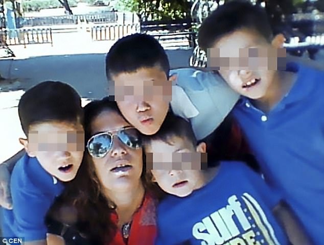 Kinh hoàng 4 bé trai sống chung với xác chết của mẹ gần một tuần lễ - 1 Kinh hoàng 4 bé trai sống chung với xác chết của mẹ gần một tuần lễ - 1