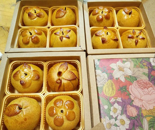 Bánh trung thu độc lạ: Con mê tít, mẹ không tiếc tiền - 1
Bộ bánh tứ quả sang trọng, đẹp đẽ hút mắt người mua (ảnh: Thân Thanh Giang)