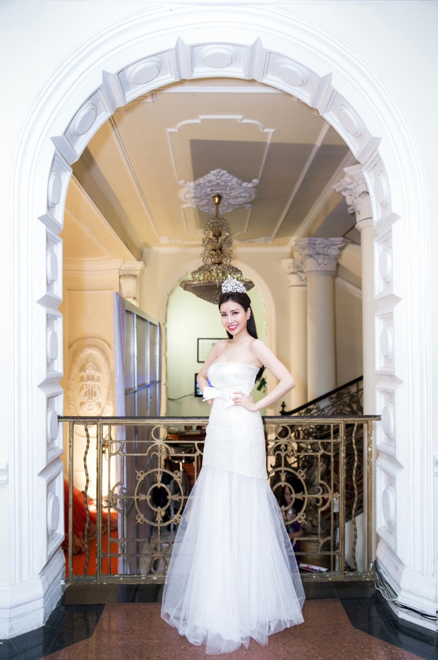 Hoa hậu Lam Cúc trao giải Nữ doanh nhân Sắc- Tâm- Tài - 2 Hoa hậu Doanh nhân Thế giới người Việt 2016 khoe vẻ đẹp rạng rỡ và cuốn hút. Năm 2016 là một năm thành công của cô với nhiều giải thưởng, thành tựu trong công việc và các hoạt động xã hội. Có mặt tại sự kiện, Hoa hậu Lam Cúc sẽ trao giải cho một trong những nữ doanh nhân Sắc- Tâm- Tài năm 2017.