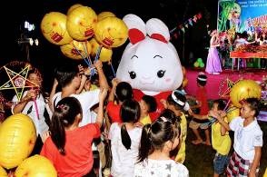 Tối Trung thu này mình đi đâu chơi? - 1 Rằm Trung thu giờ đây trở thành dịp Tết Thiếu Nhi đúng nghĩa, khi khắp nơi có rất nhiều hoạt động vui chơi cho trẻ em trong ngày này. Đặc biệt nhất tối nay, đồng loạt tại 41 trung tâm thương mại Vincom sẽ diễn ra sự kiện mang tên “ĐÊM HỘI TRĂNG RẰM” từ 18:30 – 21:00 với chương trình giải trí đặc sắc dành cho các bạn nhỏ.