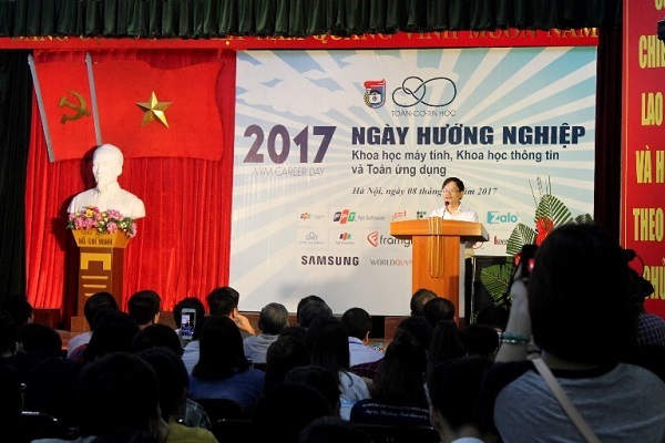 Gần 1.000 bạn trẻ đam mê Toán - Công nghệ thử sức với các doanh nghiệp lớn - 1 PGS.TSKH. Vũ Hoàng Linh cho rằng sự kết nối nhà trường - sinh viên - doanh nghiệp tạo nên vòng khép kín, không chỉ mang lại buổi giao lưu bổ ích mà còn có ý nghĩa hợp tác phát triển lâu dài.