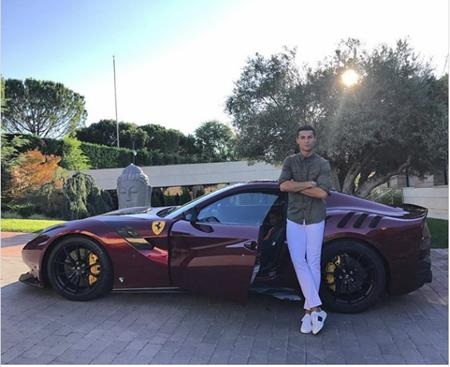 Choáng với bộ sưu tập siêu xe hàng trăm tỉ đồng của C.Ronaldo - 1 C.Ronaldo luôn gây ấn tượng với dàn siêu xe đắt giá