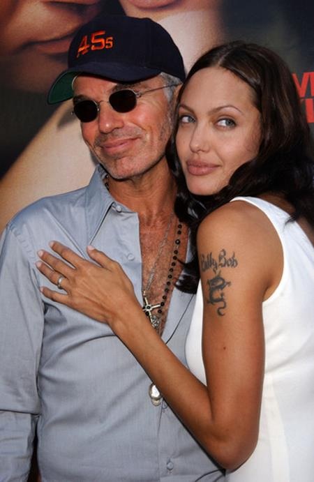 Sao và những kỉ niệm tình yêu được in dấu trên da thịt - 1 Trước khi nên duyên với Brad Pitt, Angelina Jolie đã từng có nhiều năm say đắm cùng chồng cũ Billy Bob Thornton. Ngoài việc đeo một chiếc lọ nhỏ được đối phương trích máu, Angelina còn xăm cái tên Billy Bob kèm theo một hình xăm con rồng lên tay trái. Và sau khi chia tay, Angelina cũng đã phải xóa bỏ hình xăm này.