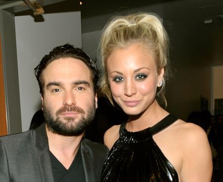 Loạt sao che giấu chuyện “phim giả tình thật” cực kì tài tình - 1
Kaley Cuoco và Johnny Galecki đã giấu nhẹm chuyện tình cảm trong suốt nhiều năm trời để không làm ảnh hưởng tới hình tượng nhân vật mà cả hai thể hiện trong bộ phim “The Big Bang theory”. Bản thân Kaley cũng từng thẳng thắn hồi tưởng rằng: “Nó đã là một phần rất lớn trong đời tôi và không ai hay biết gì về nó cả. Đó là một mối quan hệ tuyệt diệu nhưng chúng tôi không nói một lời nào và cũng không bao giờ cùng nhau đi tới nơi nào đó”.