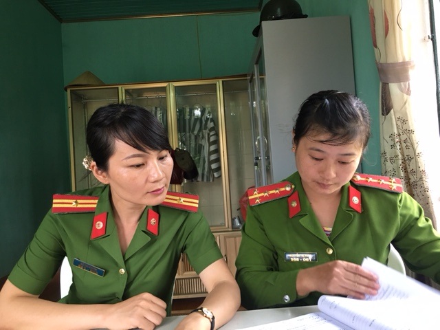 Nữ Cảnh sát trại giam: Cảm hóa phạm nhân bằng sự chân thành - 2 Thiếu tá Đỗ Thị Huyền, Phó đội trưởng Đội Quản giáo kiểm tra sổ giáo dục riêng phạm nhân của Đại uý Nguyễn Thị Phúc.