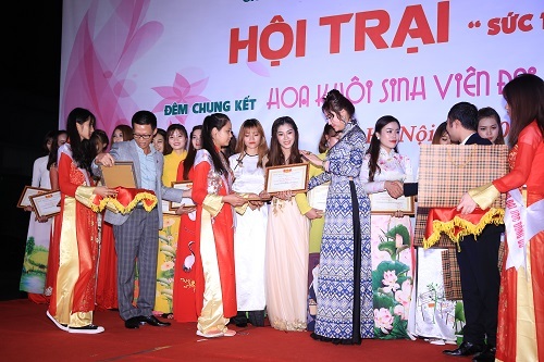 Ấn tượng đêm chung kết “Hoa khôi Sinh viên Đại học Đông Đô 2017” - 1
Diễn viên / Người mẫu Phi Thanh Vân trao quà lưu niệm cho 21 thí sinh có mặt tại đêm Chung kết.