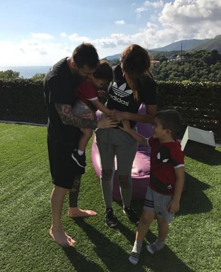 Vợ chồng Messi hân hoan “báo hỉ” với người hâm mộ - 1 Bà xã của Messi vui mừng báo tin bầu bí