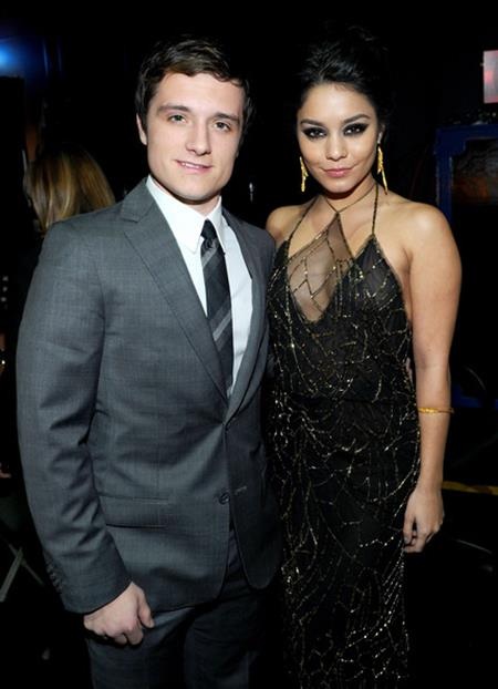 Khi các sao “tình trong như đã, mặt ngoài còn e” - 1 Josh Hutcherson và Vanessa Hudgens đã “phải lòng” nhau khi cùng tham gia tác phẩm “Journey 2: The mysterious island”. Tuy nhiên, mối tình này chỉ kéo dài được vài tháng và phải đợi tới khi “đường ai nấy đi”, Josh mới chính thức lên tiếng thừa nhận về chuyện đã qua đồng thời khẳng định cả hai vẫn là bạn tốt của nhau.