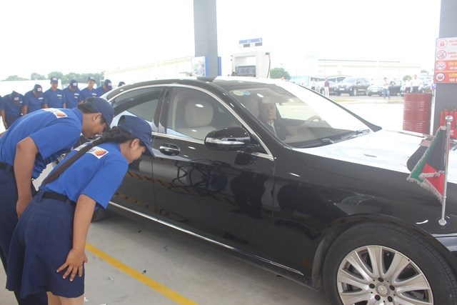 Cây xăng Việt dựng hình nhân đấu với ‘xăng kiểu Nhật'? - 2
“Bán xăng kiểu Nhật” không chỉ là hình ảnh cúi chào của lãnh đạo lẫn nhân viên ở trạm xăng người Nhật mà đó còn là uy tín, chất lượng, chính xác, tôn trọng khách hàng.