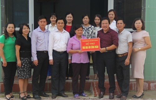 Nữ giáo viên vùng cao được tặng nhà “Mái ấm công đoàn” - 1 Cô giáo Bùi Thị Tuyết chính thức được nhận ngôi nhà mới khang trang, kiên cố.
