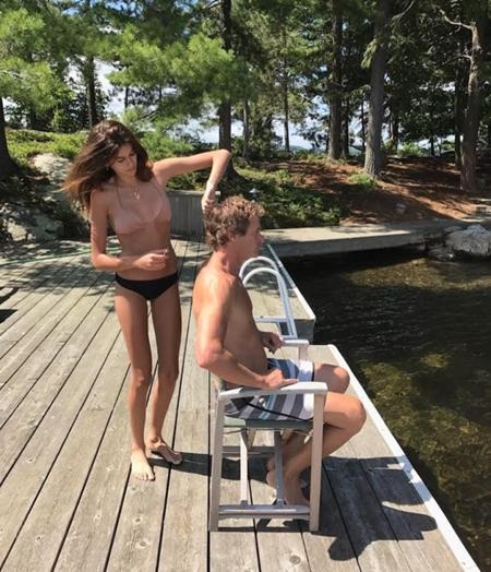 Điểm lại những màn diện bikini sexy quá đỗi của các sao - 1 Đích thân bà mẹ Cindy Crawford đã tự hào chia sẻ hình ảnh cô con gái Kaia Gerber diện bikini vừa tắm nắng vừa cắt tóc cho ông bố Rande Gerber