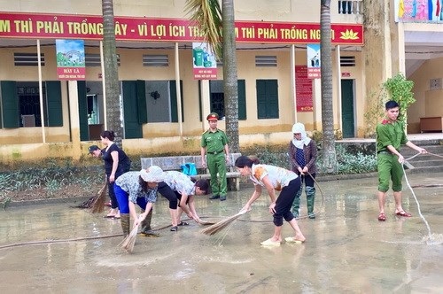 Chương Mỹ: Nước đã rút hết khỏi trường học - 1 Nước đã bắt đầu rút hết từ hôm 20/10, trường học đã không bị ngập úng. Công an, giáo viên, phụ huynh được huy động đến để vệ sinh trường lớp.