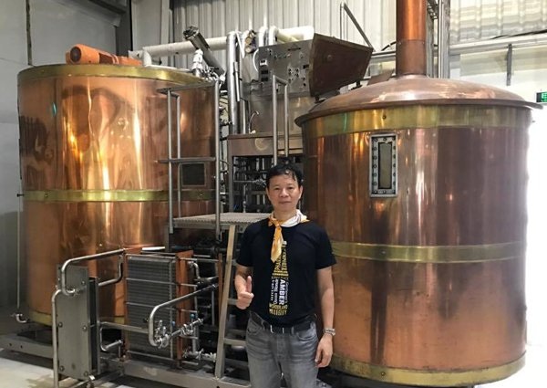 Bia sả, ớt, bia chanh leo củ dền: Hàng lạ "made in Vietnam" - 2
Bỏ lương trăm triệu về nấu bia