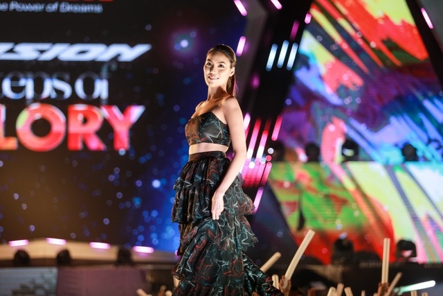 "Phù thủy" Việt Tú lập kỷ lục mới với lễ hội thời trang âm nhạc hơn 40.000 người tham dự - 2 Lan Khuê quyến rũ trong trang phục ngập tràn những họa tiết ngôi sao 3D được thiết kế theo phong cách pop-art thời thượng trên nền vải tafta và chiffon.