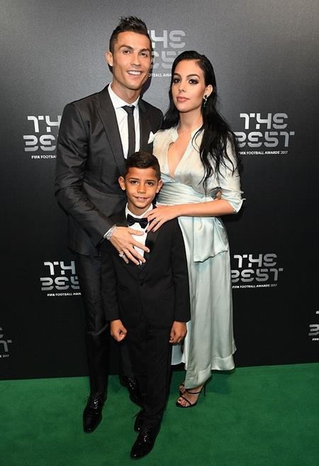 Bạn gái C.Ronaldo bầu bí vẫn tự tin tỏa sáng - 1 Bạn gái CR7 càng bầu bí càng đằm thắm hơn