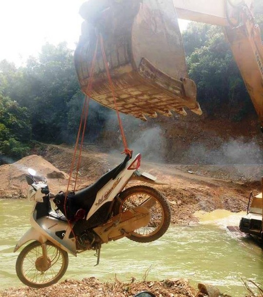 Rùng mình cảnh người dân miền núi qua suối bằng máy múc - 2 Hình ảnh người dân và xe máy qua suối bằng... máy múc - Ảnh: Lò Thị Tuyền