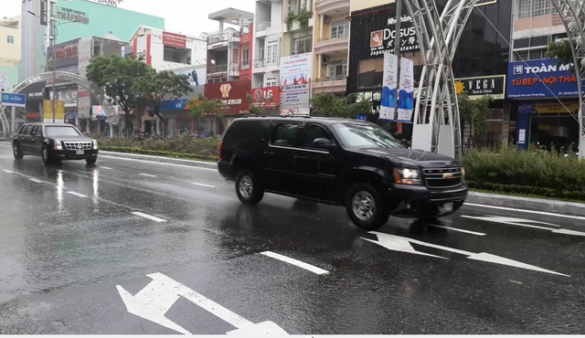 Những chiếc SUV hộ tống limousine Tổng thống Mỹ được lựa chọn thế nào? - 1
Chiếc Suburban dẫn đoàn chạy trước limousine của Tổng thống trên đường phố Đà Nẵng hôm 8/11