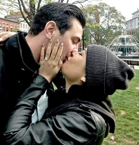 Những ngôi sao tự tin khoe nhẫn tiền tỉ trong năm nay - 1 Nữ diễn viên của “Pretty little liars”, Janel Parrish đã được bạn trai Chris Long cầu hôn ngay lúc cả hai đang đưa chó cưng đi dạo ở Toronto, Canada. Và Parrish cũng đã không thể che giấu nổi niềm hạnh phúc khi khoe ra chiếc nhẫn đính hôn nạm kim cương mặt vuông lấp lánh mà vị hôn phu của mình đã trao tặng.