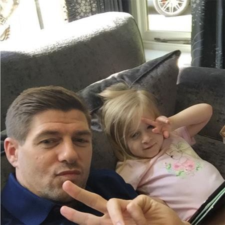 Gerrard bị "ném đá" vì tặng con gái iPad vàng hơn 40 triệu đồng - 1 Gerrard bị quy tội “dạy hư” con gái